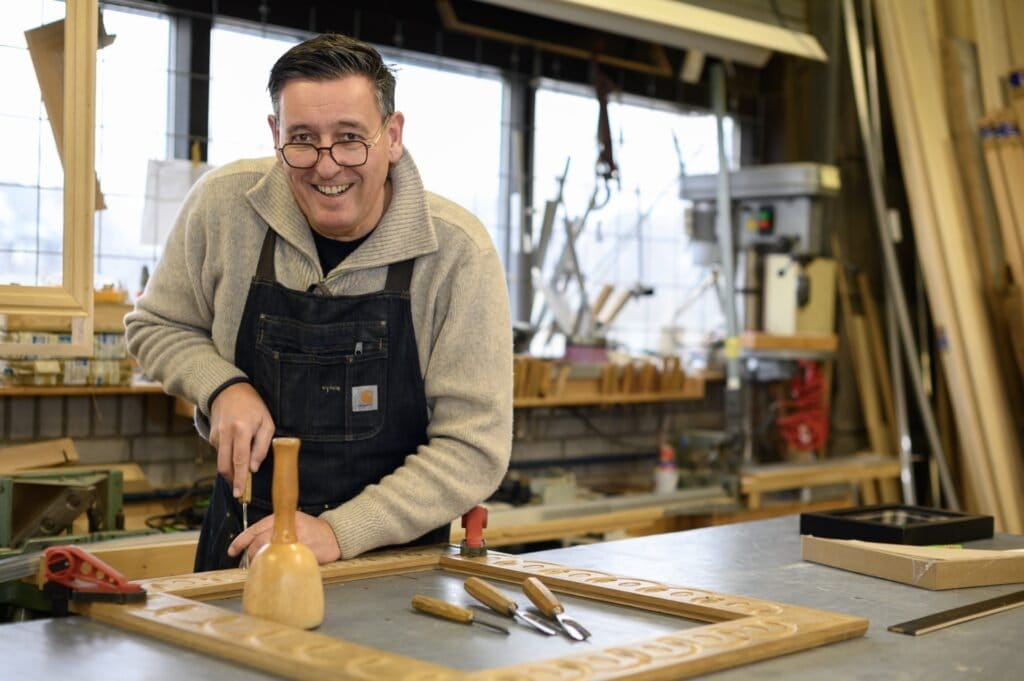 Erik die aan een lijst werkt