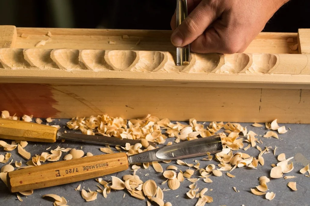 Houten lijst waar aan gewerkt wordt