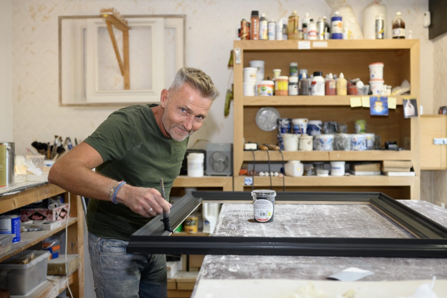 Danny schildert een lijst